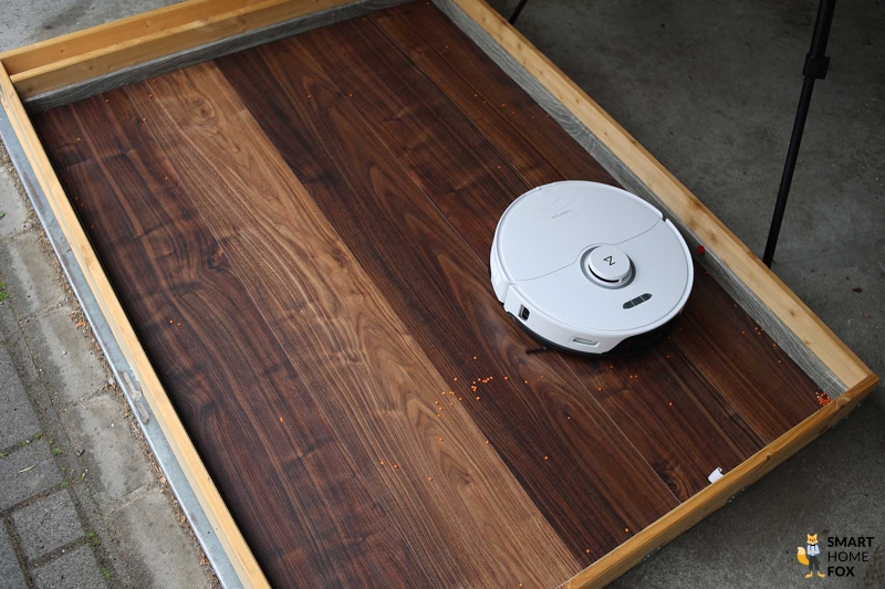 Roborock S8 Pro Ultra убирает чечевицу в тесте на мощность всасывания на ламинате.